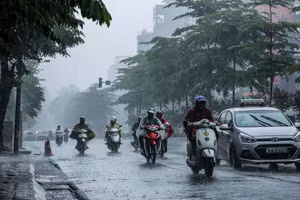 Cảnh báo mưa lớn cục bộ, mưa đá, lốc trên phạm vi khu vực Hà Nội.
