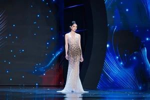 Hương Giang đầy thần thái, vấp tranh cãi trong bộ đầm dạ hội tại Miss Universe