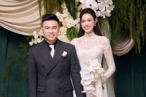 Đỗ Thị Hà diện áo dài ren trắng, e ấp bên ông xã trong lễ gia tiên tại quê nhà