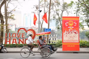 Phố phường Hà Nội ngập sắc cờ hoa trước ngày bầu cử