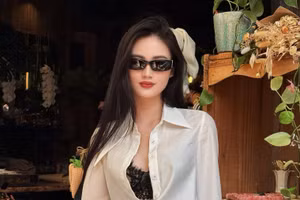 Không còn đơn điệu, Hoa hậu Ý Nhi cao tay phối sơ mi trắng đầy mê hoặc.