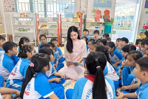 Hoa hậu Ý Nhi trao tặng hàng ngàn cuốn sách cho học sinh vùng sâu vùng xa