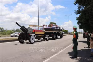 Linh cữu nguyên Chủ tịch nước Trần Đức Lương về đến sân bay Chu Lai