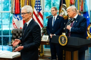 Tim Cook tặng quà 'có một không hai' cho Tổng thống Trump