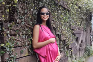 Hoa hậu H'Hen Niê tự tin vác 'bụng bầu' vi vu nước ngoài