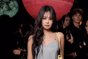 Jennie (BLACKPINK) xuất hiện ấn tượng, diện trang phục như 'đồ ngủ' đi sự kiện