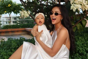 Con gái H'Hen Niê đáng yêu hết nấc với loạt đồ đôi nổi bật cùng mẹ