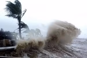 Bão Matmo tiếp tục tăng cấp, áp sát Biển Đông