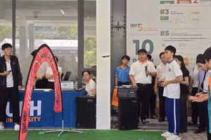 Các đội thi tranh tài điều khiển drone tại hội thi.