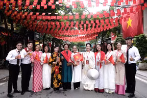 NSND Lê Khanh cùng dàn sao trẻ nô nức chuẩn bị mừng đại lễ 