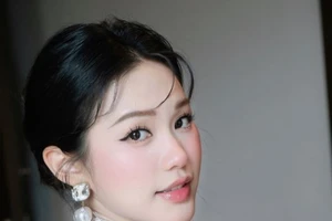 Bà xã Đoàn Văn Hậu diện váy cưới ren ôm sát khoe vẻ đẹp quyến rũ khó rời mắt