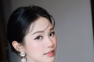 Bà xã Đoàn Văn Hậu diện váy cưới ren ôm sát khoe vẻ đẹp quyến rũ khó rời mắt