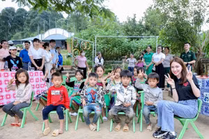 Hoà Minzy nhận nuôi ăn thêm 100 em nhỏ vùng cao