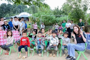 Hoà Minzy nhận nuôi ăn thêm 100 em nhỏ vùng cao