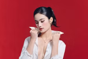 Hoa hậu Ý Nhi 'vừa kín đáo vừa gợi cảm' mừng tuổi 23