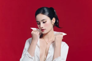 Hoa hậu Ý Nhi 'vừa kín đáo vừa gợi cảm' mừng tuổi 23