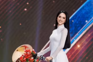 Hương Giang gây xúc động, lao vào vùng lũ hỗ trợ đồng bào ngay sau khi về nước