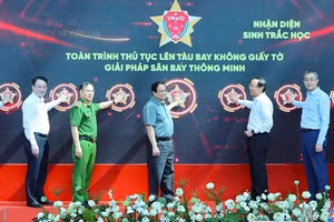 Thủ tướng Phạm Minh Chính và các đại biểu bấm nút triển khai giải pháp ứng dụng định danh, xác thực điện tử và nhận diện sinh trắc học phục vụ làm thủ tục lên tàu bay - Ảnh: VGP/Nhật Bắc 