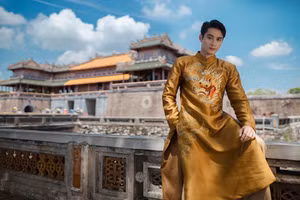 Nam vương Tuấn Ngọc khoe tài thổi sáo, đánh đàn