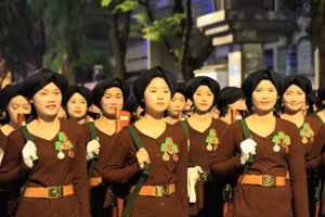 TPHCM: Người dân thức xuyên đêm chờ xem tổng duyệt diễu binh, diễu hành