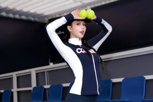 Chán hở bạo Ngọc Trinh vẫn đẹp vẫn khó cưỡng với phong cách 'kín cổng cao tường'