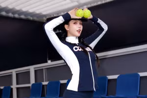 Chán hở bạo Ngọc Trinh vẫn đẹp khó cưỡng với phong cách 'kín cổng cao tường'