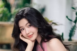 Ái nữ nhà MC Quyền Linh gây sốt với bộ ảnh dịu dàng như công chúa ngoài đời thực