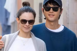 Song Joong Ki tiếp tục lên chức bố