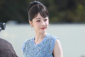 Hai mỹ nhân Tân Cương gây 'sốt' tại Tuần lễ Thời trang Paris
