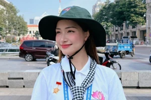 Ca sĩ Hòa Minzy vinh dự nhận huy hiệu Thanh niên tiên tiến làm theo lời Bác