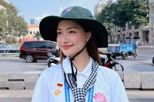 Ca sĩ Hòa Minzy vinh dự nhận huy hiệu Thanh niên tiên tiến làm theo lời Bác