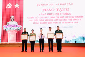 Thứ trưởng Lê Quân trao Bằng khen của Bộ trưởng Bộ GD&ĐT cho các tập thể, cá nhân.