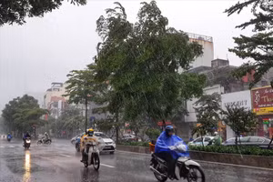 Cảnh báo bão số 3 gây dông, lốc, mưa lớn cục bộ khu vực nội thành Hà Nội
