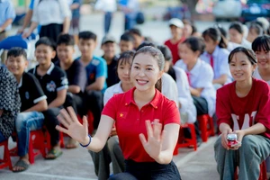 Hoa hậu Kiều Duy trao tặng tủ thuốc cho trẻ em miền núi