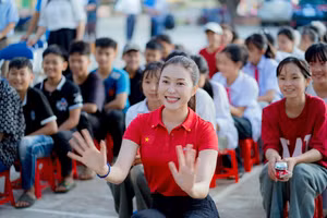 Hoa hậu Kiều Duy trao tặng tủ thuốc cho trẻ em miền núi