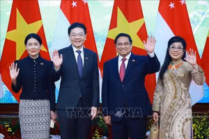 Thủ tướng Phạm Minh Chính và Phu nhân cùng Thủ tướng Singapore Lawrence Wong và Phu nhân chụp ảnh chung. (Ảnh: Dương Giang/TTXVN)