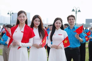 Hoa hậu Lương Thùy Linh, Đoàn Thiên Ân tự hào dự Lễ chào cờ ‘Tôi yêu Tổ quốc tôi’