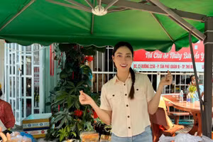 Hoa hậu Lương Thùy Linh nấu cơm tặng bệnh nhi ung bướu