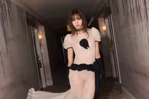 Lisa (BLACKPINK) diện trang phục xuyên thấu, tự tin tỏa sáng tại 'Quả cầu vàng'