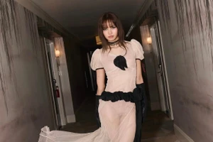 Lisa (BLACKPINK) diện trang phục xuyên thấu, tự tin tỏa sáng tại 'Quả cầu vàng'