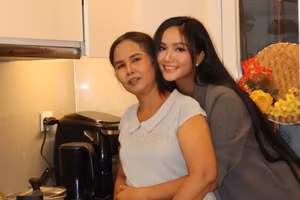 Hoa hậu H'Hen Niê nghẹn ngào 'có mẹ là một diễm phúc'