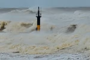 Bão Bualoi suy yếu dần, mỗi giờ đi được khoảng 20km