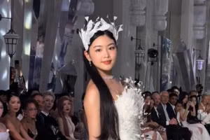 Ái nữ nhà Quyền Linh xuất hiện lộng lẫy trong lần đầu catwalk