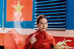 Loạt ảnh áo dài đỏ đẹp nao lòng của Huyền Lizzie 