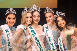 Miss International 2024 Thanh Thủy xuất hiện rạng rỡ cùng 4 Á hậu 