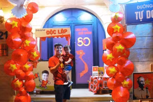 Ngôi nhà rực rỡ cờ hoa 'xốt xình xịch' của Đỗ Duy Mạnh 