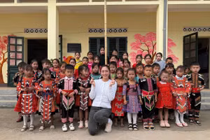 Hoa hậu Lương Thùy Linh mang nước sạch cho trẻ em vùng cao