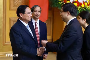 Thủ tướng Phạm Minh Chính tiếp đồng chí Khưu Dũng - Bí thư Đảng ủy Đại học Thanh Hoa (Trung Quốc). (Ảnh: Dương Giang/TTXVN).