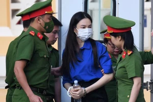 Thuỳ Tiên xuất hiện với chiếc áo màu xanh tại phiên xét xử 