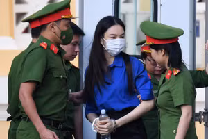 Thuỳ Tiên xuất hiện với chiếc áo màu xanh tại phiên xét xử 